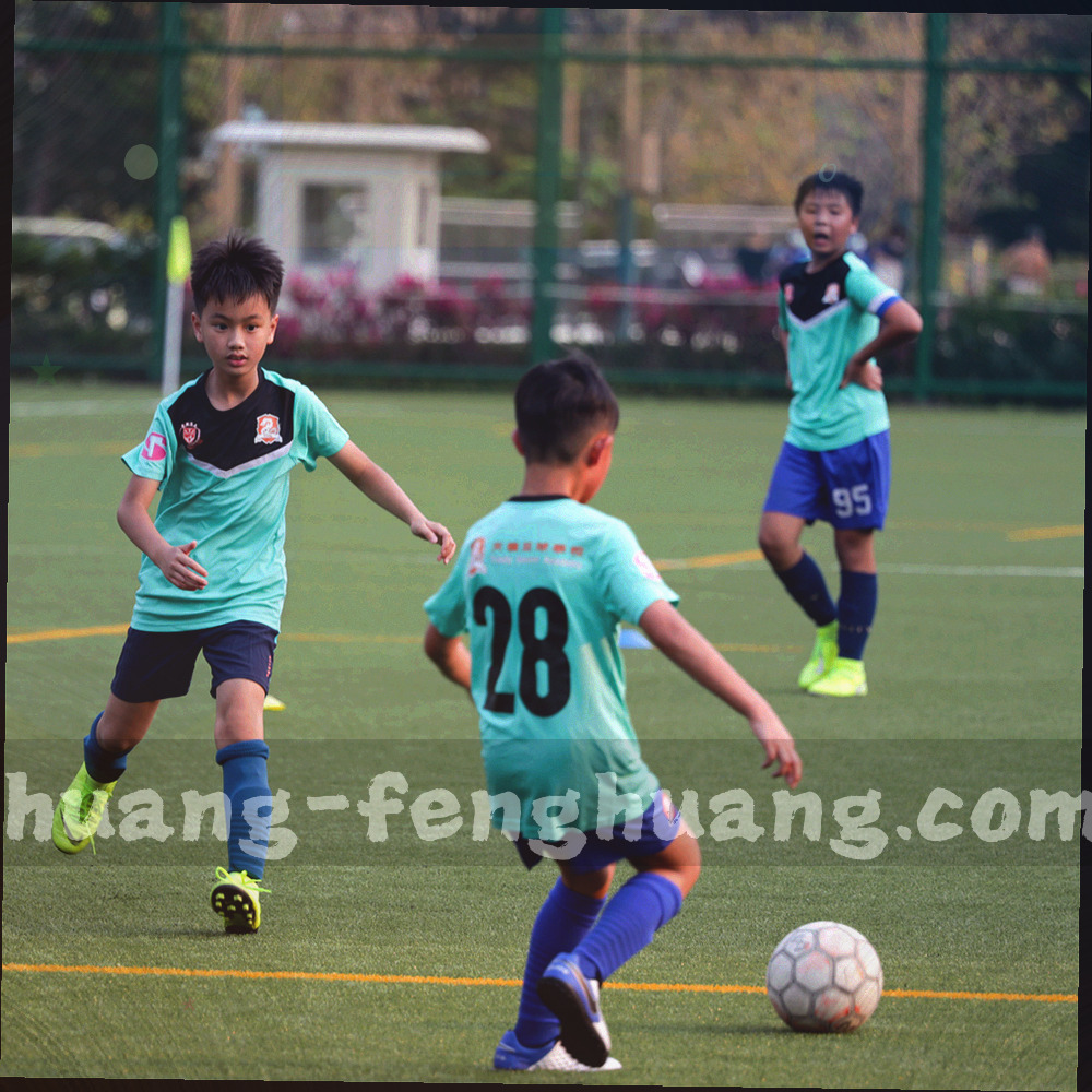 替补席特写剪影，场边座位与热身区域的暗调画面