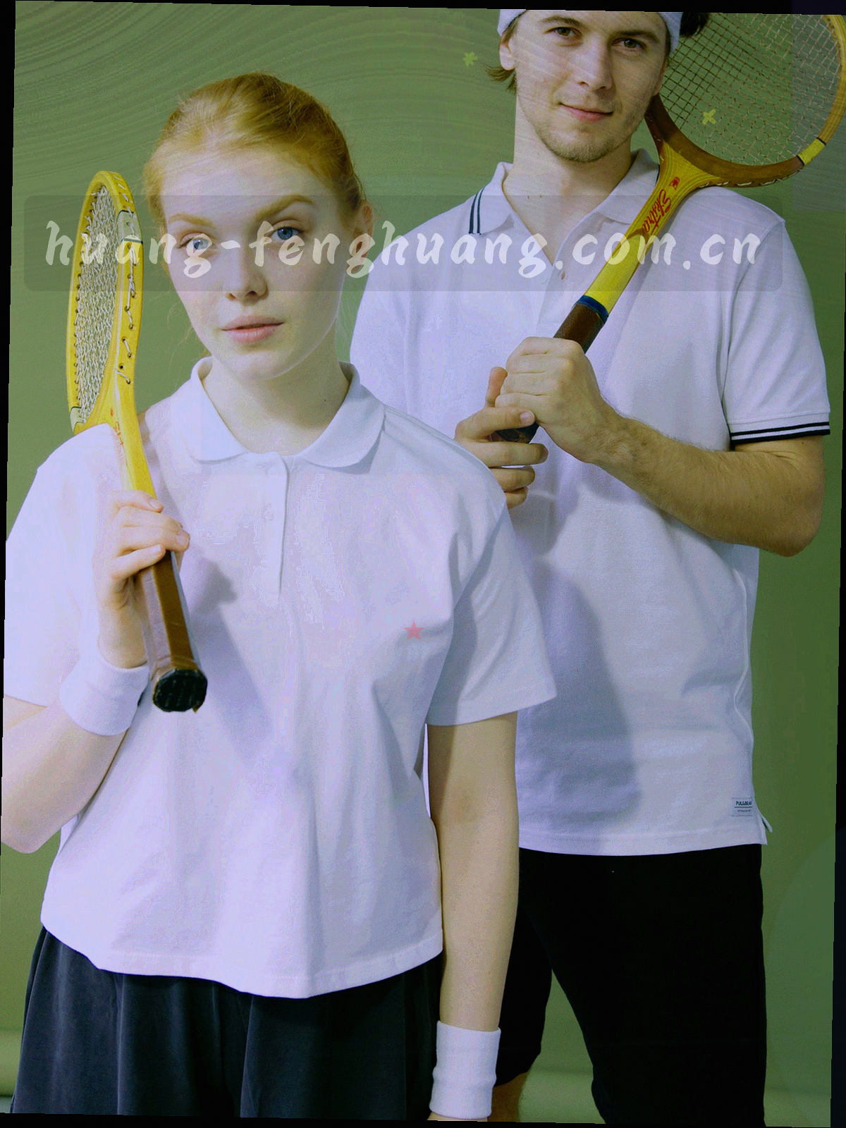 深墨蓝背景上由极细线条勾勒的抽象凤凰展翼纹样